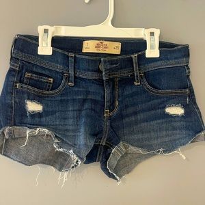 Hollister, low rise, denim distressed, short shorts
